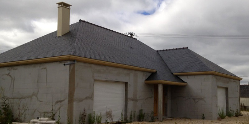 Travaux de couverture dans le Morbihan (56) et l’Ille-et-Vilaine (35) - ARMORÉCLAT : artisan couvreur zingueur : pose ou rénovation de votre toiture : ardoises, tuiles… Faitage. Dépannage et intervention en urgence pour votre toit. Travaux de zinguerie : Installation de gouttières, chénaux, noues, habillage de rives…Intervention dans le Morbihan (56) et l’Ille-et-Vilaine (35)