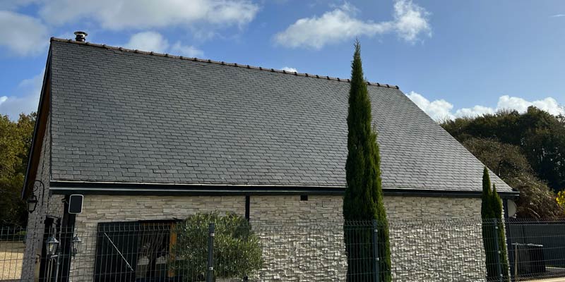 Travaux de couverture dans le Morbihan (56) et l’Ille-et-Vilaine (35) - ARMORÉCLAT : artisan couvreur zingueur : pose ou rénovation de votre toiture : ardoises, tuiles… Faitage. Dépannage et intervention en urgence pour votre toit. Travaux de zinguerie : Installation de gouttières, chénaux, noues, habillage de rives…Intervention dans le Morbihan (56) et l’Ille-et-Vilaine (35)