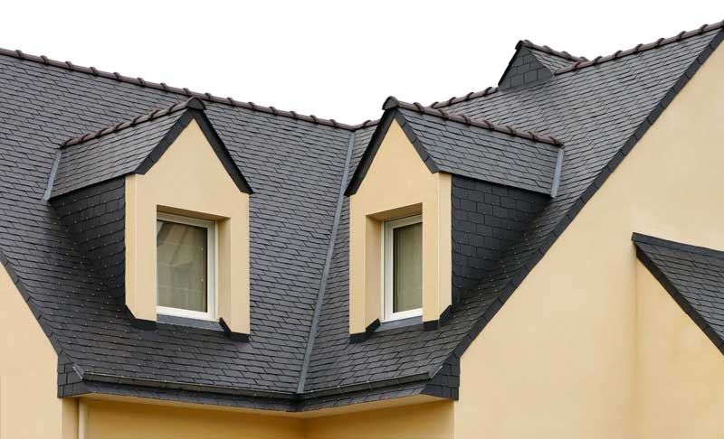Travaux de couverture dans le Morbihan (56) et l’Ille-et-Vilaine (35) - ARMORÉCLAT : artisan couvreur zingueur : pose ou rénovation de votre toiture : ardoises, tuiles… Faitage. Dépannage et intervention en urgence pour votre toit. Travaux de zinguerie : Installation de gouttières, chénaux, noues, habillage de rives…Intervention dans le Morbihan (56) et l’Ille-et-Vilaine (35)
