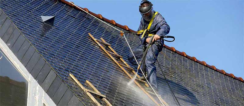 Nettoyage et démoussage toiture - ARMORÉCLAT  : Couvreur dans le Morbihan (56) et l’Ille-et-Viliaine (35) : Nettoyage, protection traitement anti-mousse toiture. Démoussage. Application d’un revêtement peinture hydrofuge coloré de toit. Artisan couvreur dans le Morbihan (56) et l’Ille-et-Viliaine (35)