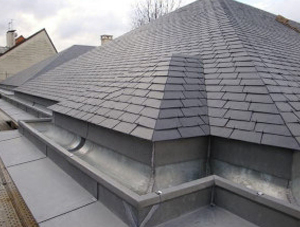 Travaux de couverture dans le Morbihan (56) et l’Ille-et-Vilaine (35) - ARMORÉCLAT : artisan couvreur zingueur : pose ou rénovation de votre toiture : ardoises, tuiles… Faitage. Dépannage et intervention en urgence pour votre toit. Travaux de zinguerie : Installation de gouttières, chénaux, noues, habillage de rives…Intervention dans le Morbihan (56) et l’Ille-et-Vilaine (35)